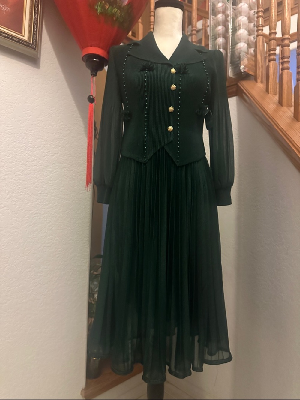 Elegant Dark Green Long-Sleeve Pleated Dress